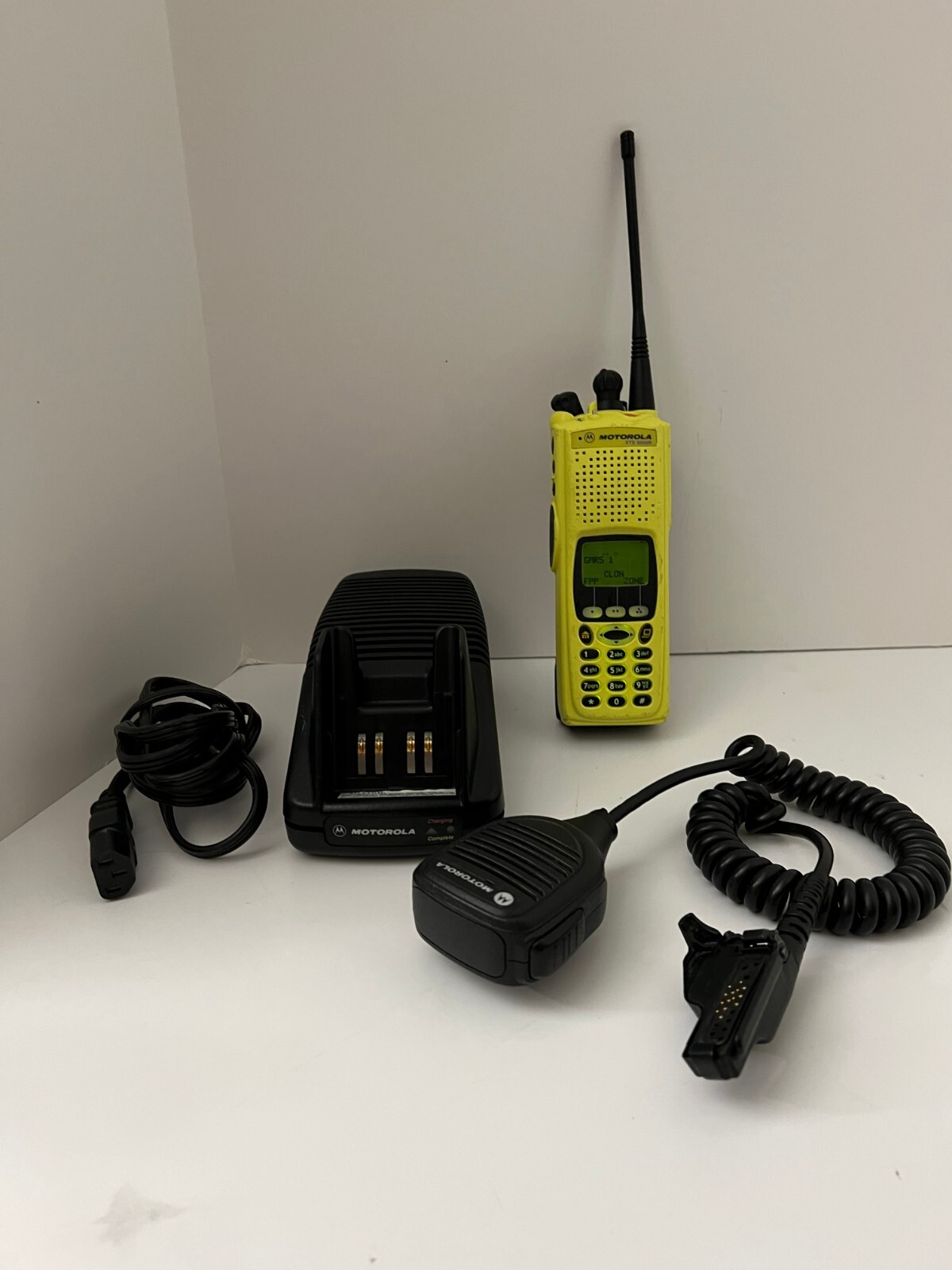 モトローラ MOTOROLA XTS 5000 トランシーバー MOTOROLA XTS5000 UHF P25 Police Fire Security GMRS ASTRO 308