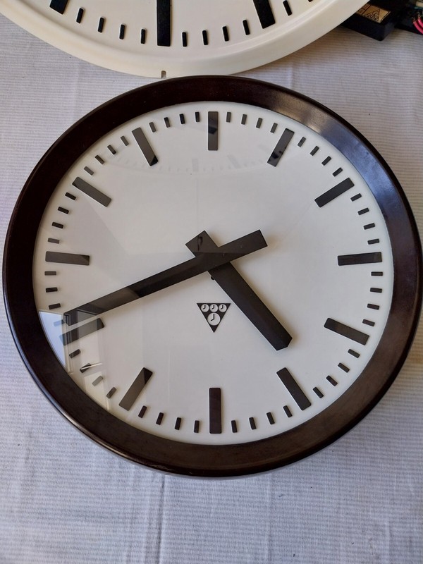 Pragotron P27 / 1965  Industrieuhr M. Quartz Uhrwerk 1xaa Batterie