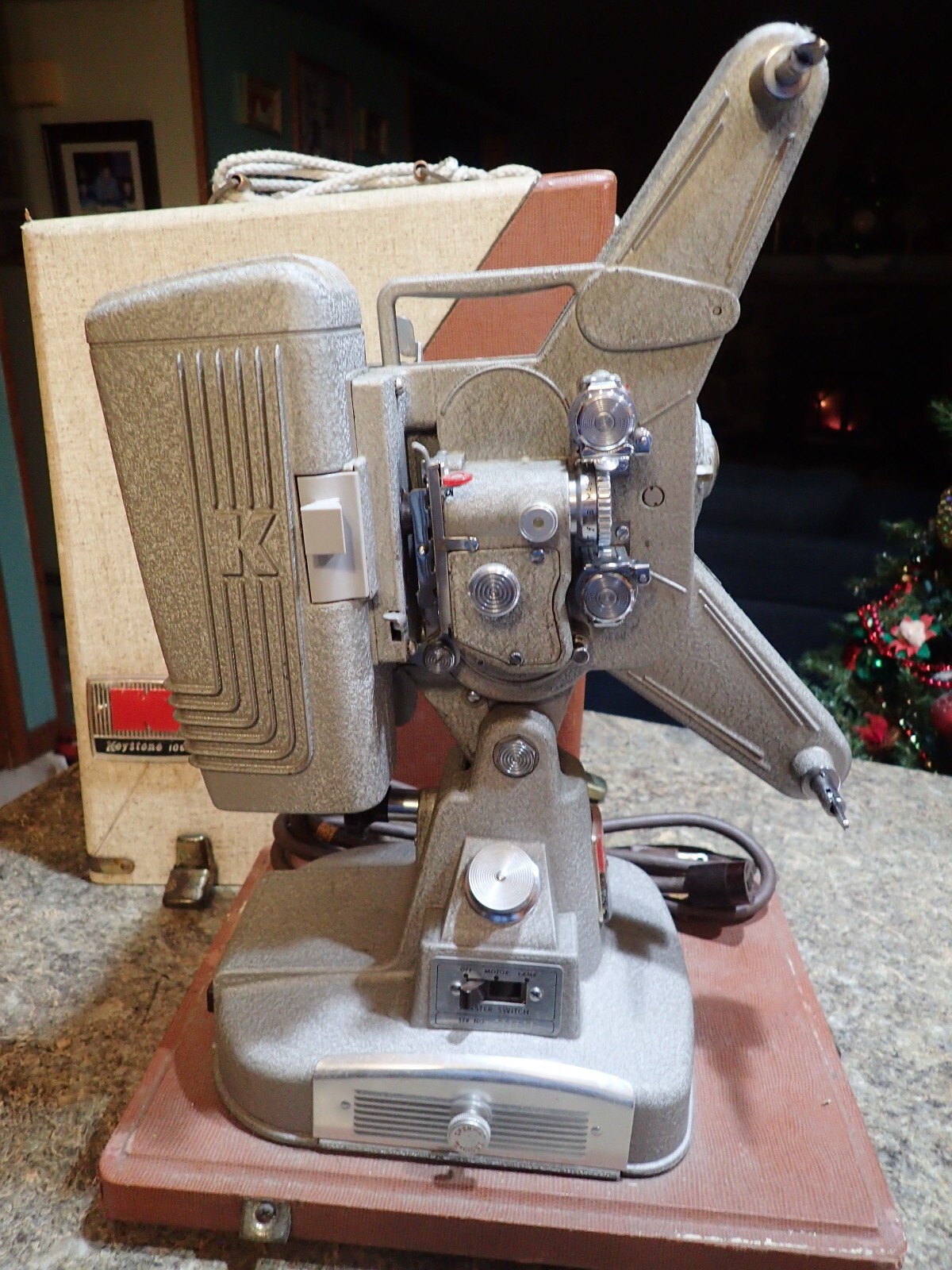 VINTAGE KEYSTONE 109D 8MM FILM PROJECTOR, BULB AND MOTOR WORK, SPINDLES TURN