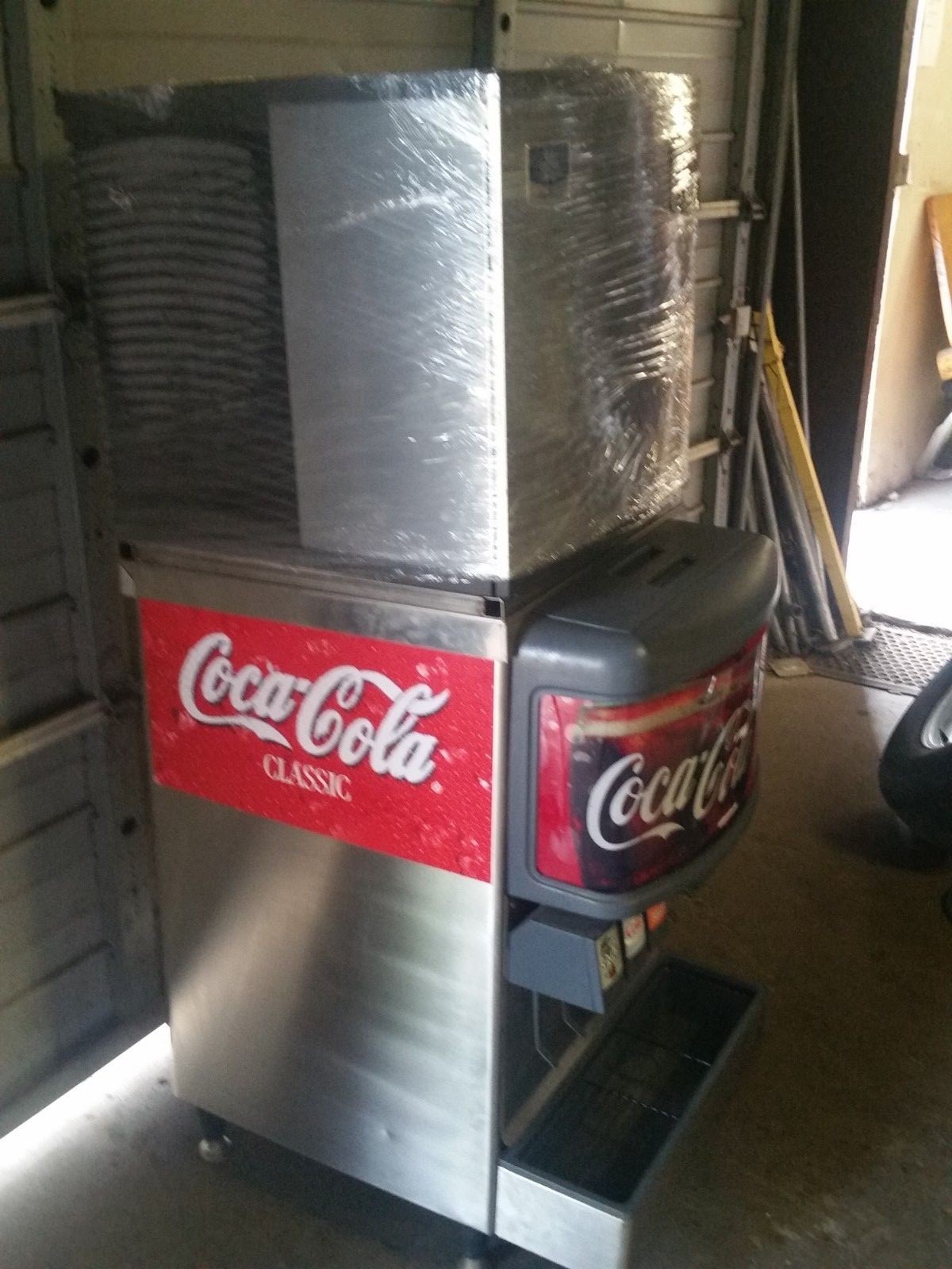 COMMERCIAL 6 HEAD SODA DISPENSER WITH ICE MACHINE