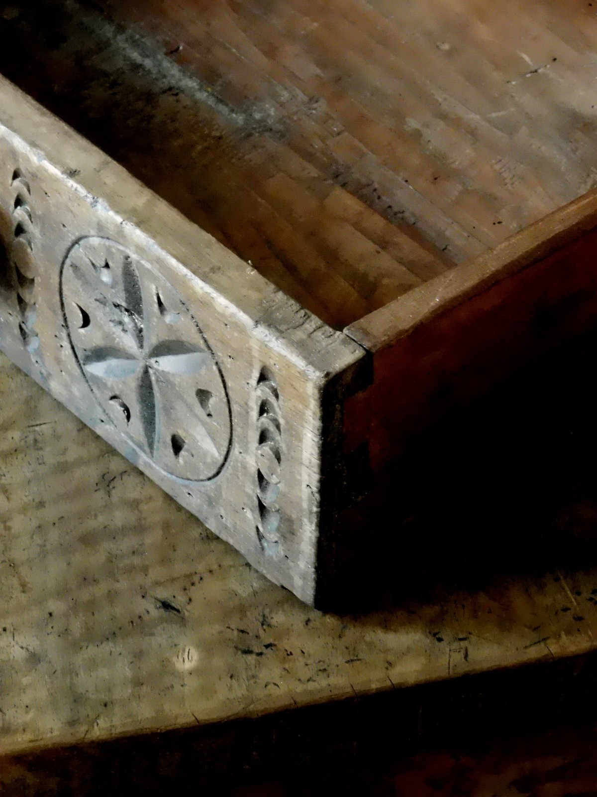 Rare early 18th century william & mary tiger maple table carved decorated hex