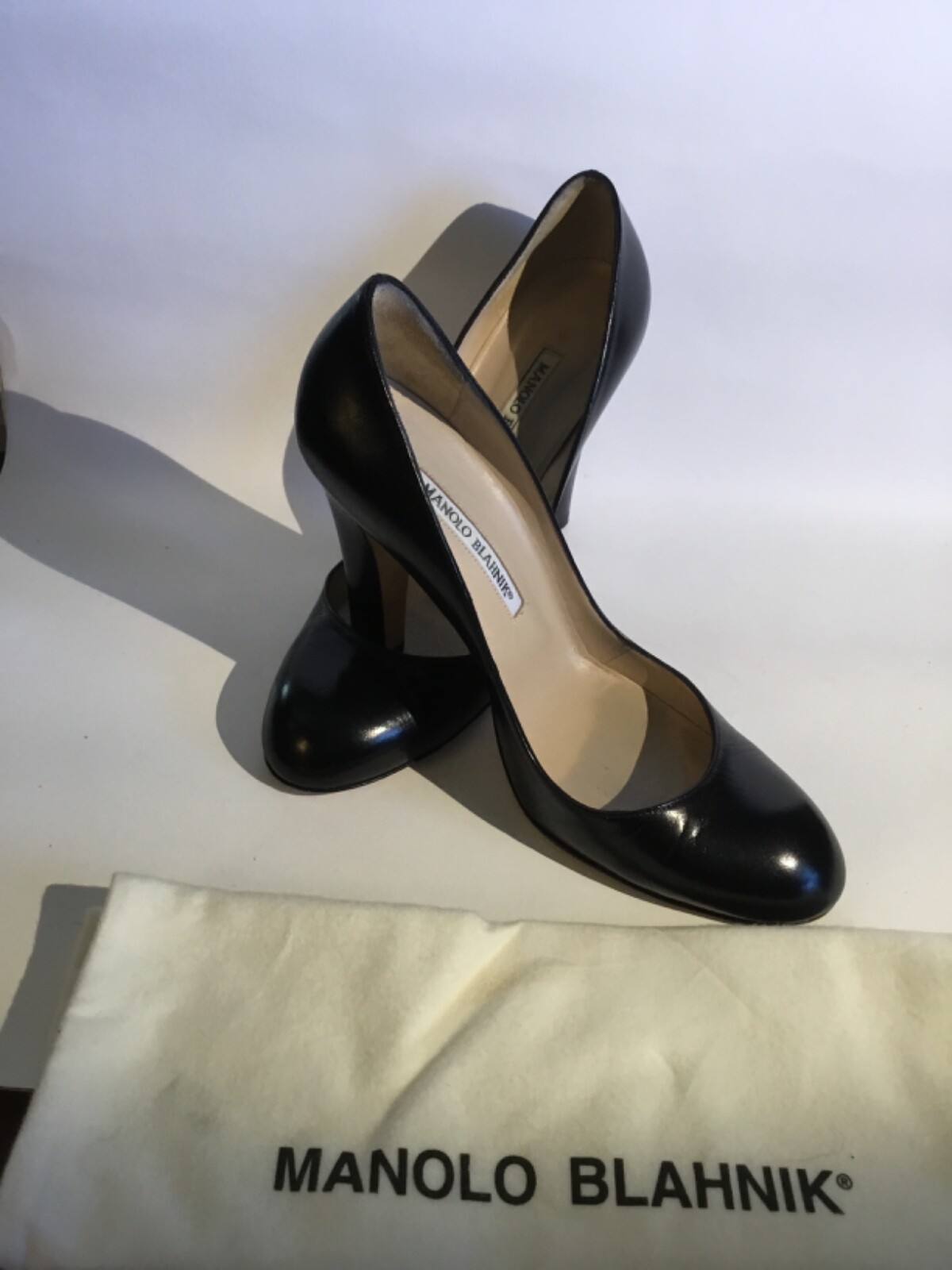 Manolo Blahnik Black Leather Round Toe Pump Size 38/US 8 Manolo Blahnik Black Leather Round Toe Pump Size 38/US 8