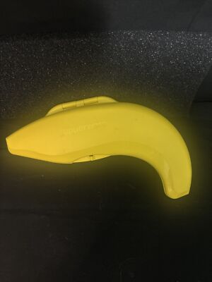 Tupperware Yellow Banana Keeper Carrier w/ Hinged Lid Excellent Condition