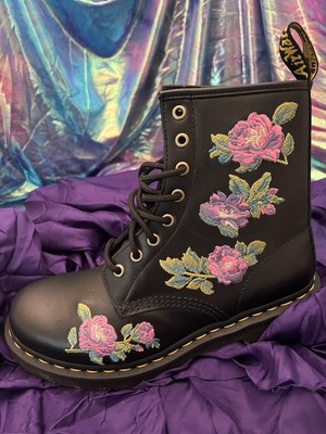 Dr. Doc Martens 1460 Vonda II Pink Rose Embroidered Leather Boot  US 8 EU 39 NWB
