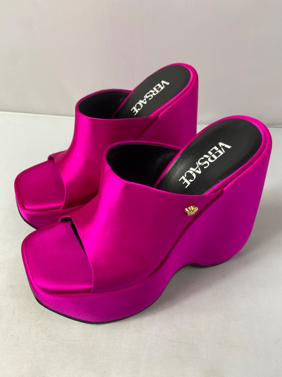 サンダル・ミュール VERSACE Sandals Women Fabric Pink/Sea Medusa satin sandals in pink - Versace | Mytheresa