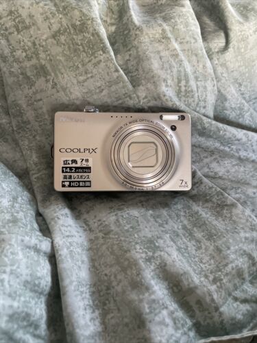 Nikon COOLPIX S6000 Digital Camera Silver with battery Nikon COOLPIX S6000 Digital Camera Silver with battery