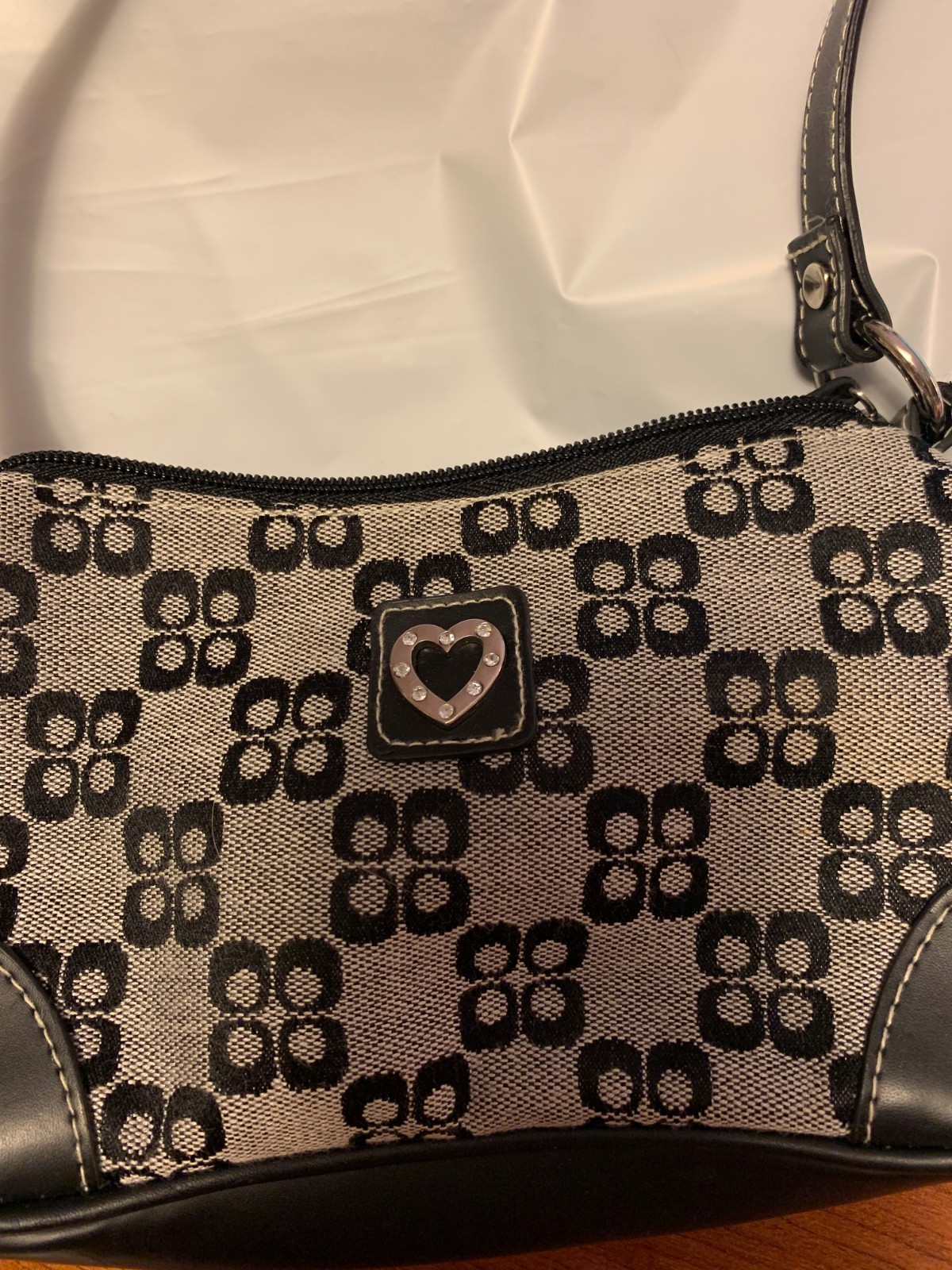 BEAUTIFUL GIRLS BLACK AND GRAY PATTERNED PURSE!