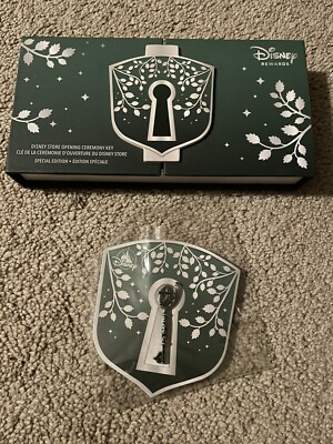 DISNEY Rewards KEY Special Edition Visa Cardmember Exclusive And Pin Set