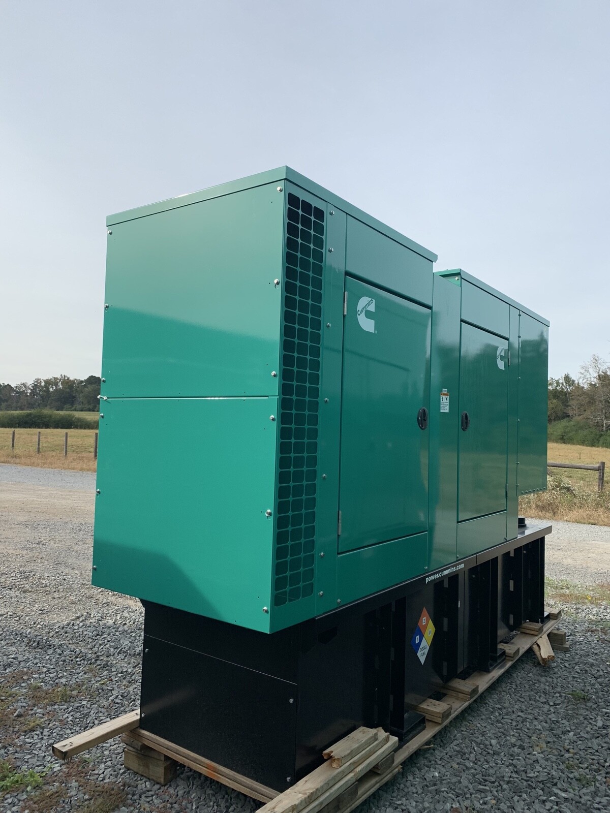 200KW CUMMINS DIESEL ENCLOSED GENERATOR NEW