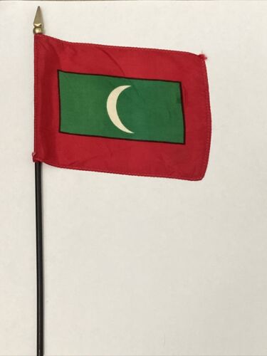 New Maldives Mini Desk Flag - Black Wood Stick Gold Top 4 X 6