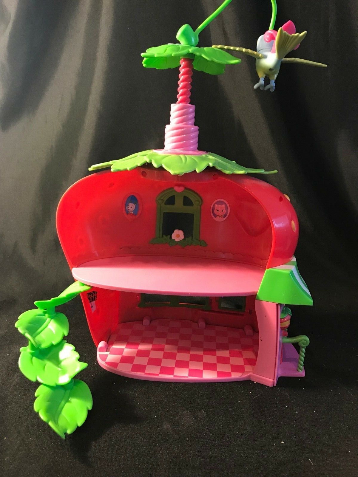 Strawberry Shortcake Berry Bitty Café with Swirling Bird