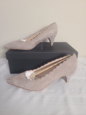 NEW Pelle Moda Ozma Women's Pointed Toe Suede Pumps Nuetral Size 7.5 Kitten Heel