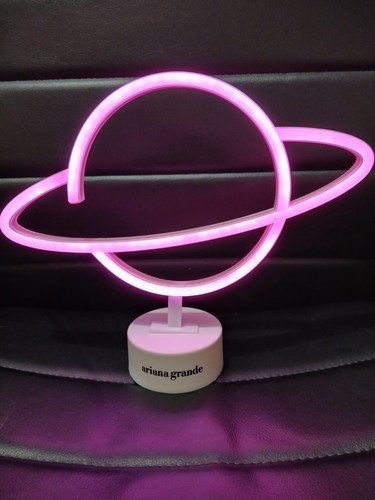 アリアナ・グランデ　非売品　ネオンデスクライト　ピンク ARIANA GRANDE NEON PINK DESK LAMP L/E BATTERY OPERATED LIGHT