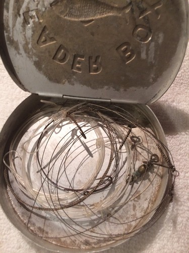 VINTAGE LOT OF 17 METAL BIG FISH LEADER LINES & HOOKS, LEADER BOX