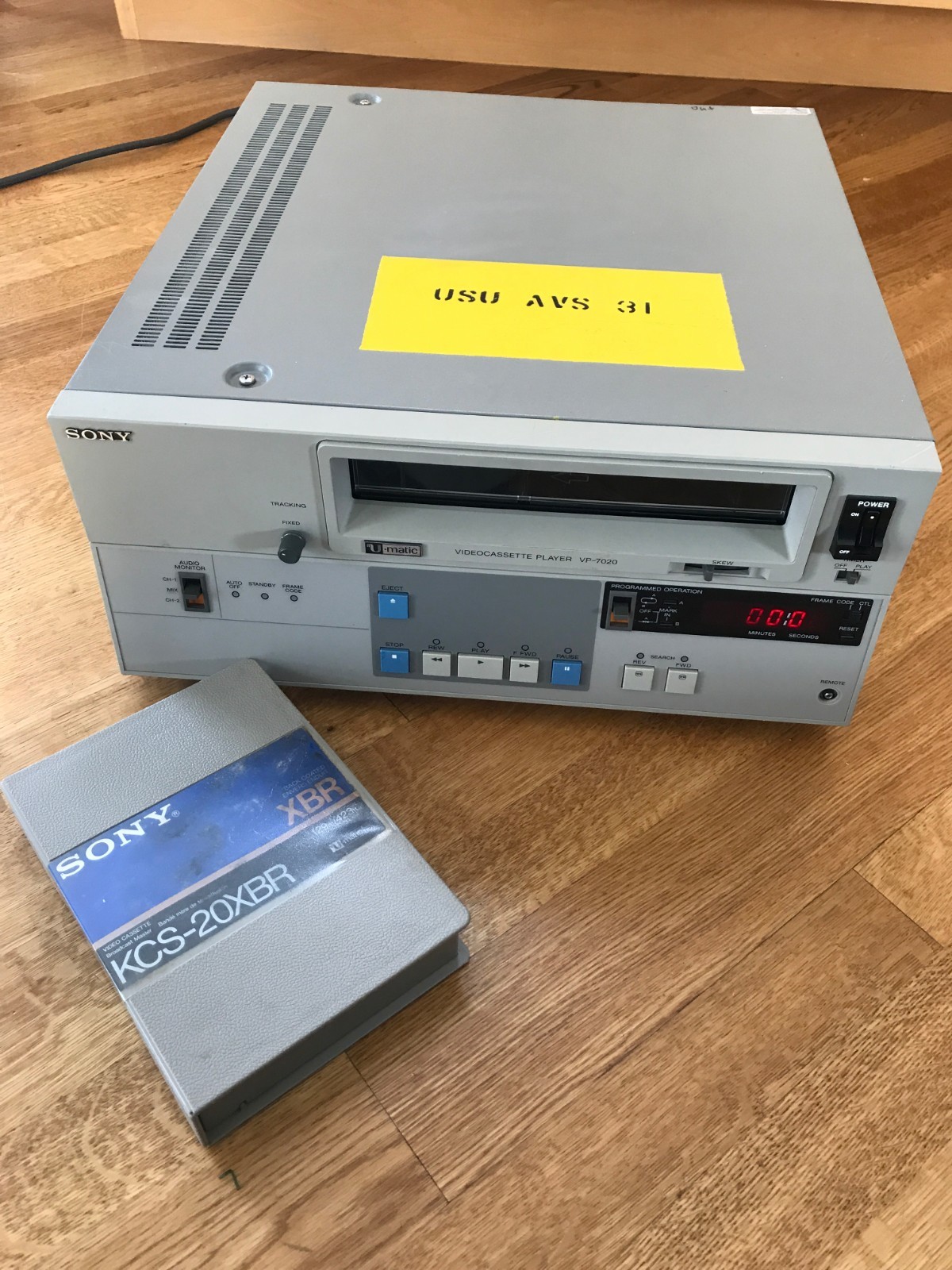 SONY UMATIC 3/4 TAPE VIDEO CASSETTE PLAYER U-MATIC VP-7020 VP7020 includes tape
