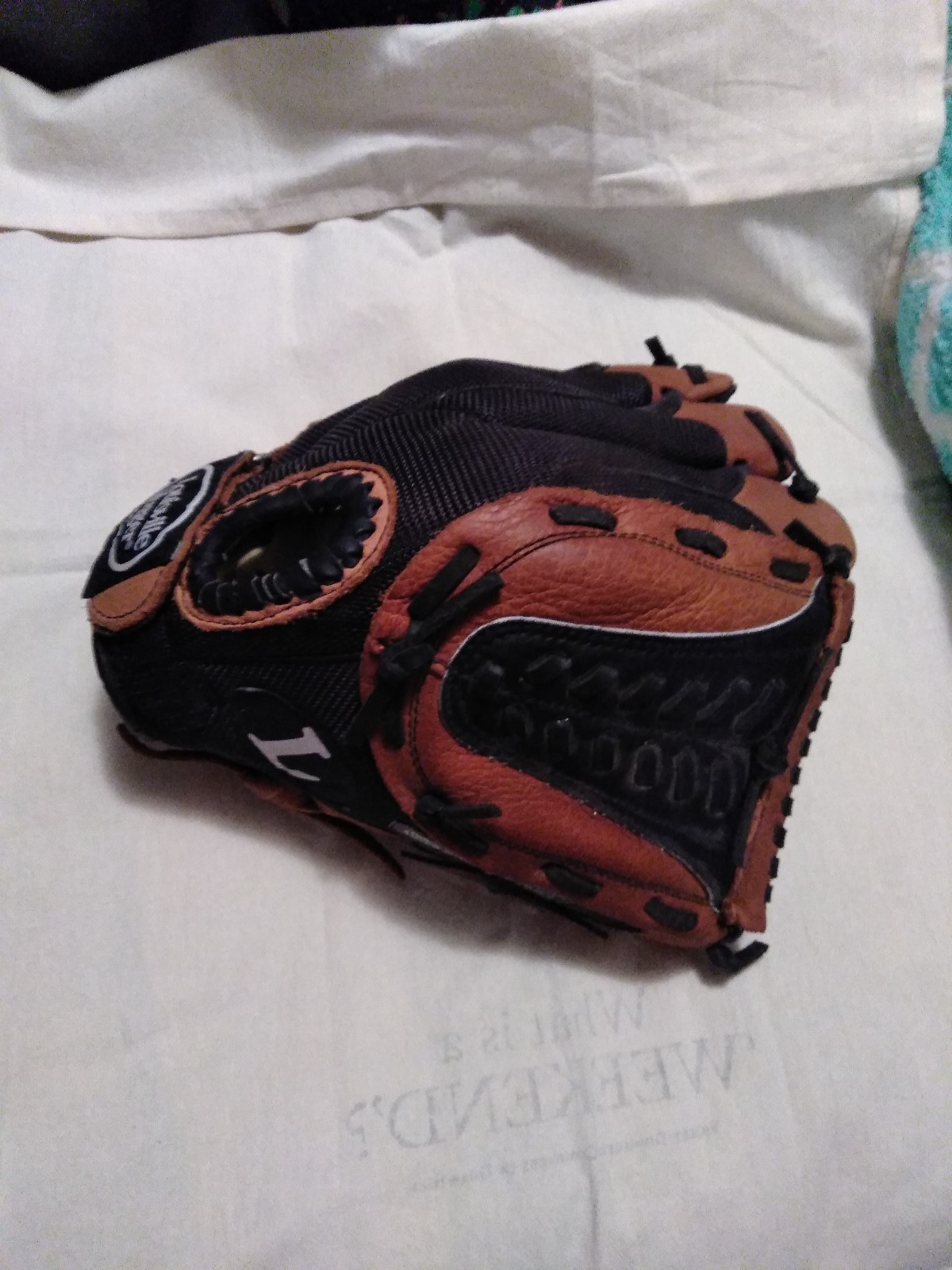 LOUISVILLE SLUGGER,GENESS 1884 SERIES,GLOVE,USED,GREAT SHAPE,PRO PATTERN.