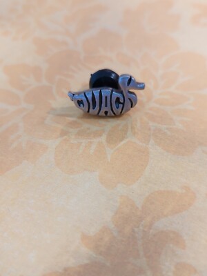 DECOYS OF R I Duck Shape QUACK Script 02864 Gray PEWTER Tie Lapel Pin 1''