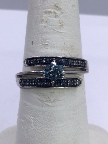 STERLING RING SIZE - 7 - BLUE DIAMOND - FLOWER CENTER (S646