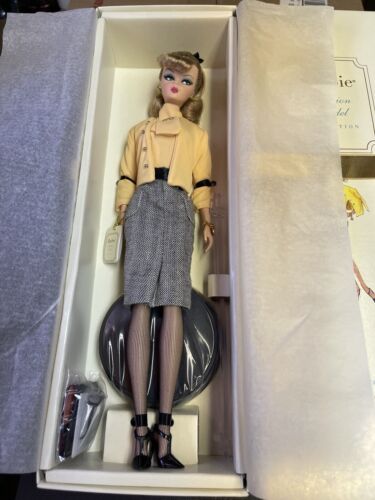その他 THE Secretary Barbie Doll Barbie® Silkstone® The Secretary Doll collectors Gold