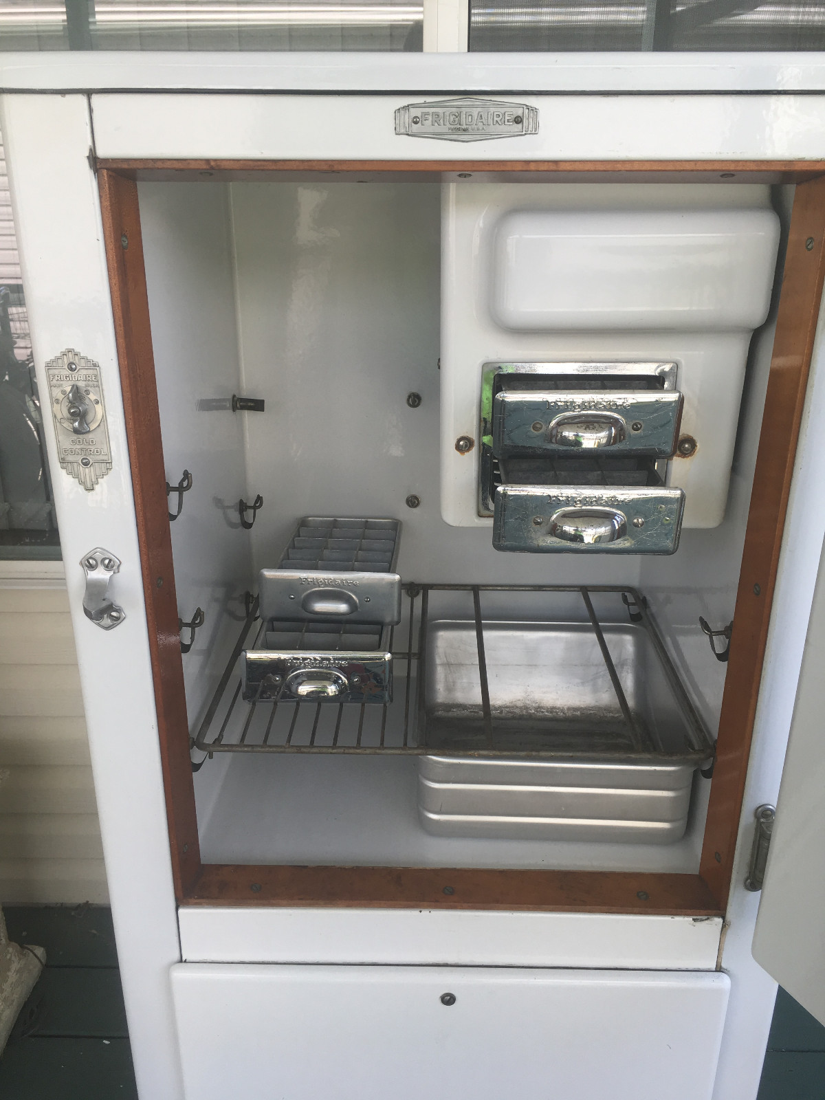 ANTIQUE c1930's FRIGIDAIRE REFRIGERATOR / FREEZER w/ ICE TRAYS - GOOD CONDITION