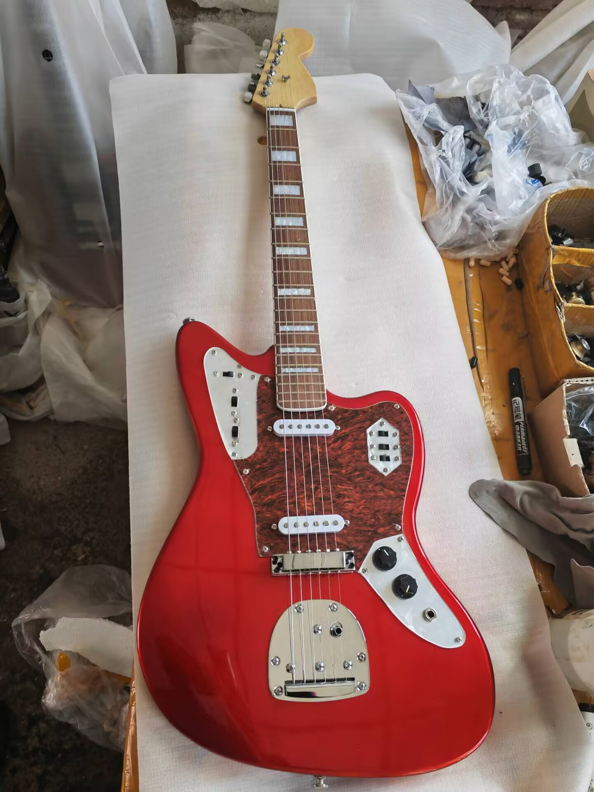 97年製　Fender Jaguar レッドエレキギター　ジャンク Yahoo!オークション -「ジャンクギター」(ジャガー) (JAPAN)の