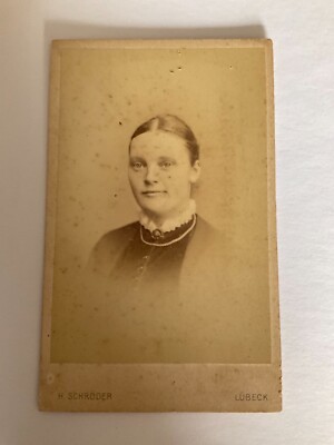 M53- CDV Damenporträt, Brosche, Kette    Lübeck um 1900
