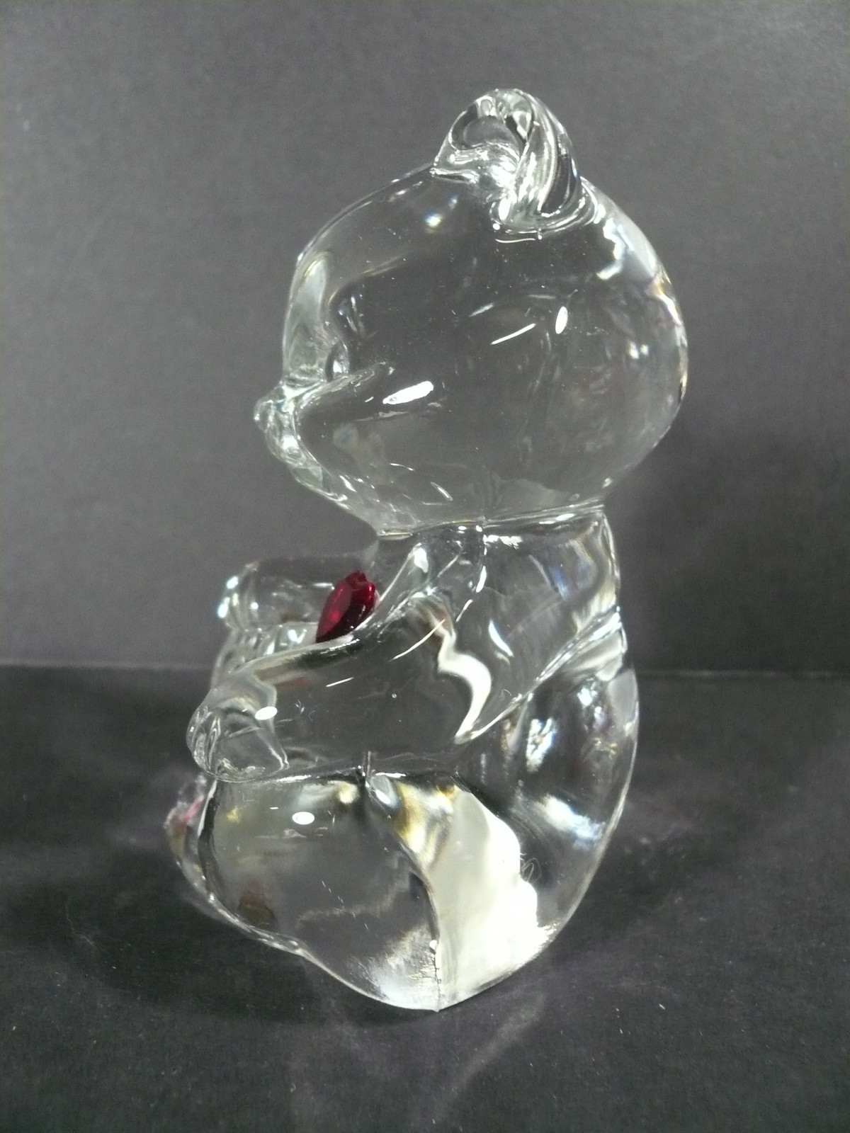 FENTON GLASS JANUARY BIRTHDAY BEAR FIGURINE WITH RED GARNET HEART