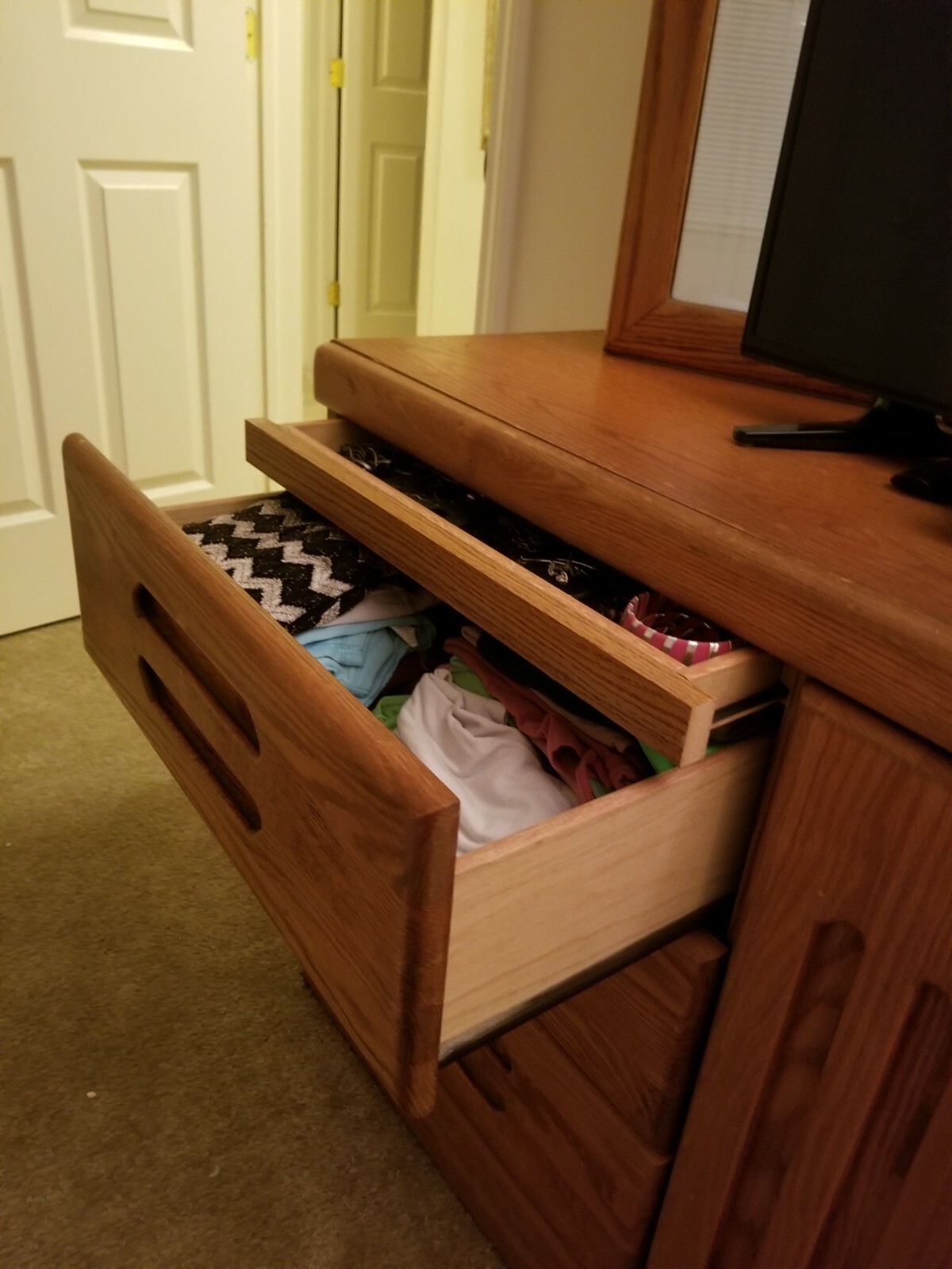 Bedroom furniture, 6 piece oak good condition used bedroom set.