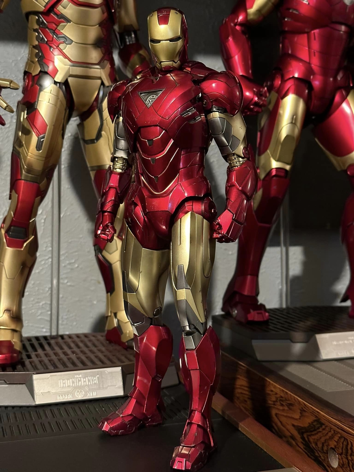 Hot Toys MMS378-D17 The Avengers IRON MAN Mark VI Diecast Hot Toys MMS378-D17 The Avengers IRON MAN Mark VI Diecast