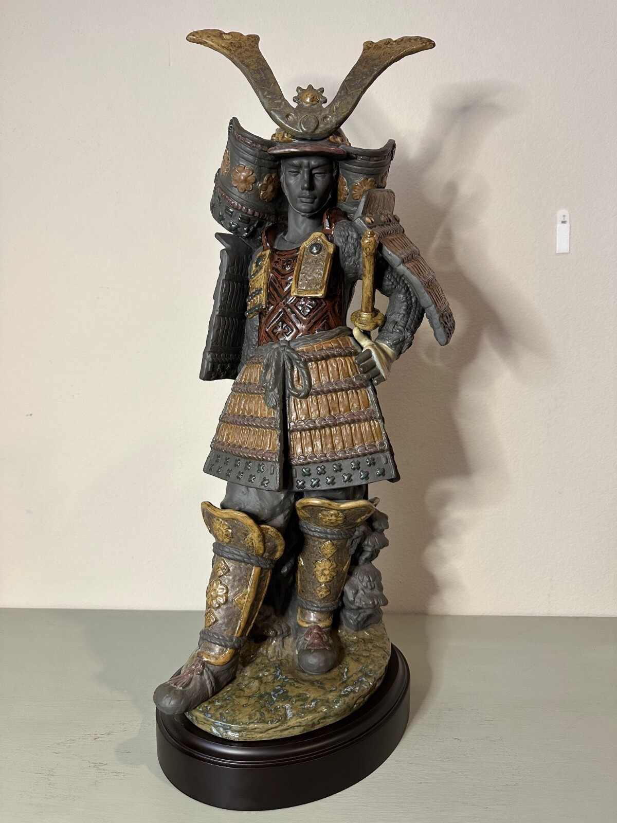 LLADRÓ 武士の兜 グリーングレーと金 約30cm Warrior Boy Sculpture. Limited Edition | Lladró® USA