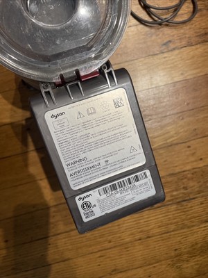 Dyson V7 Cordless Vacuum Cleaner SV11 With Charger , Battery & Wall Mount