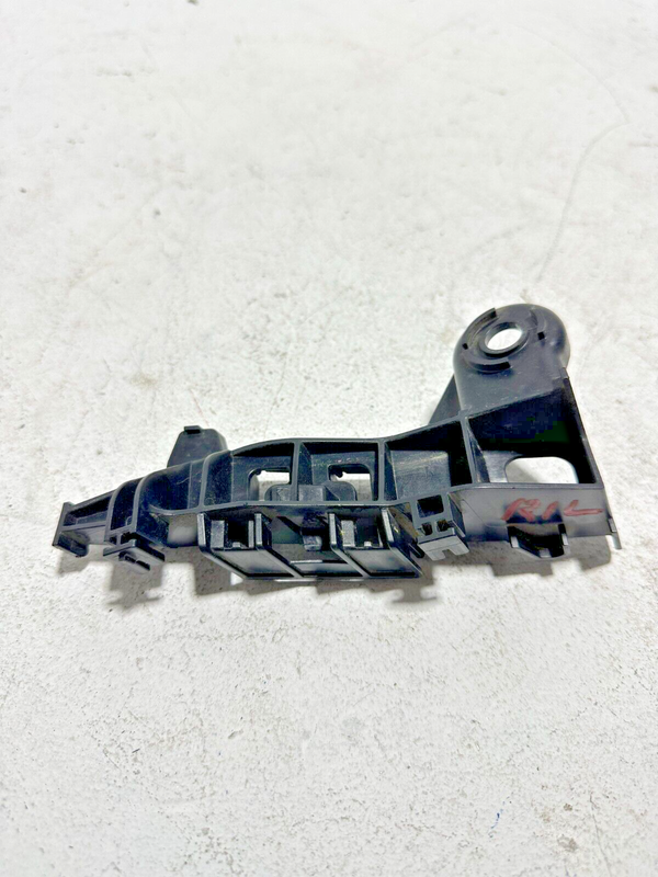 Used 2018 - 2024 TOYOTA CAMRY REAR LEFT DRIVER LH TAILLIGHT MOUNT BRACKET SUPPORT OEM