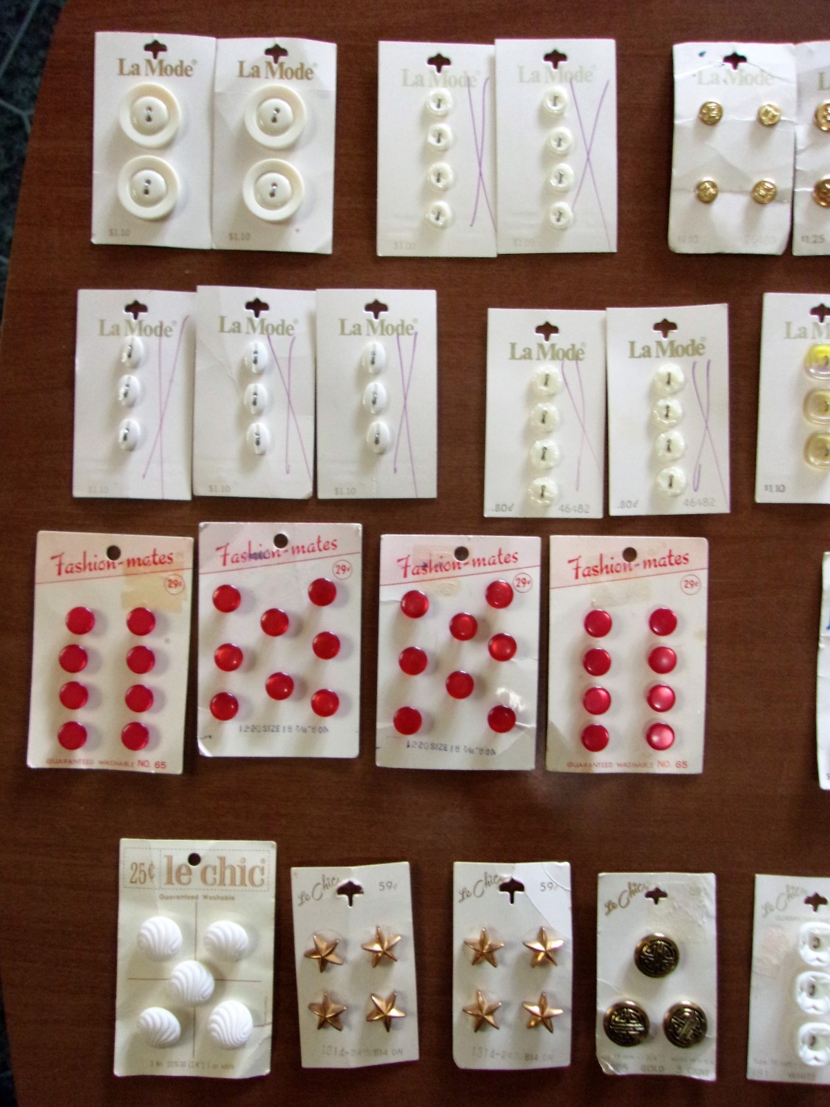 VINTAGE BUTTONS ON 64 CARDS LOT SOME METAL VERY NICE