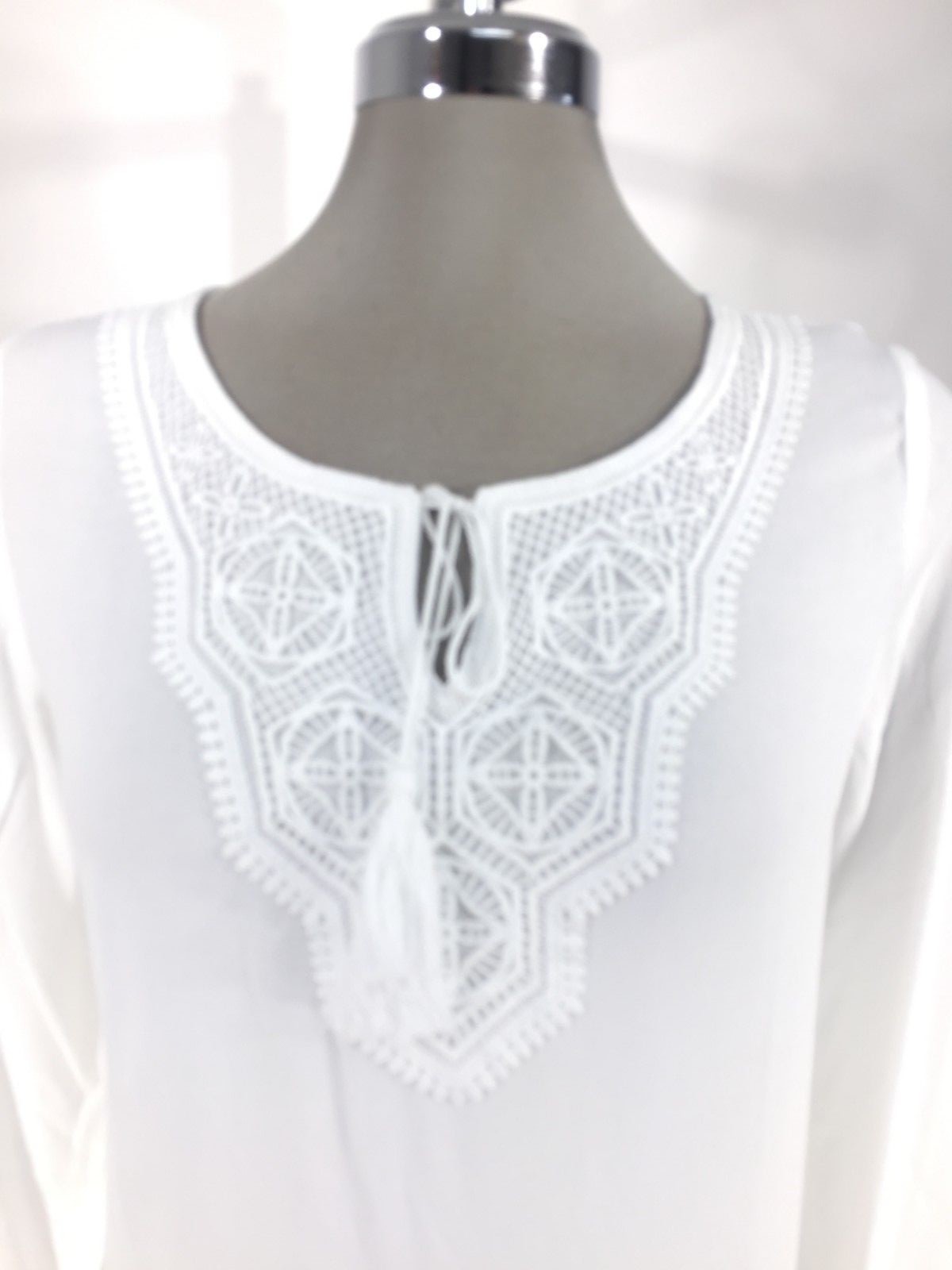 

Ruby RD NWT Modern SOFT WHITE Блузка с люверсами Вырез с кружевной отделкой Рукава 3/4