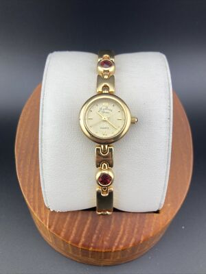 Vtg Madison Gems Ladies 19mm WatchGold Tone Dark Red Gem Band mg 40g- RUNS