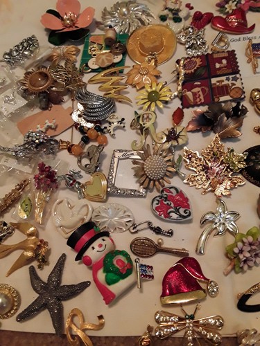 460 PC Costume Pin Lot. Good pre owned condition,AVON, JJ, SARAH, CORO, LUCINDA