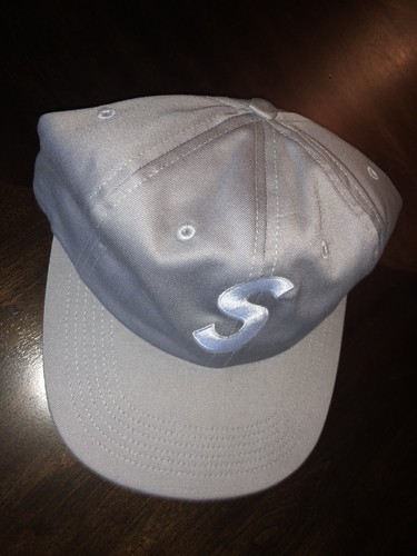 Supreme World Famous S Logo 6-Panel グレー Supreme World Famous S Logo 6-Panel Grey - SS25 - US