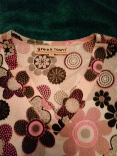 women's scrub top medium Greentown flower design contrast black on the side