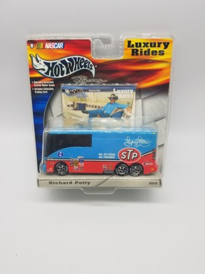 Hot Wheels Richard Petty # 43 Luxury Rides Nascar STP Motor Home Coach Diecast
