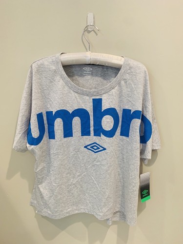 Tシャツ・カットソー UMBRO Essential Small Logo Short Sleeve T-Shirt Light Gray U Umbro Crop Logo Athletic T-Shirt Short Slv Heather Gray Blue