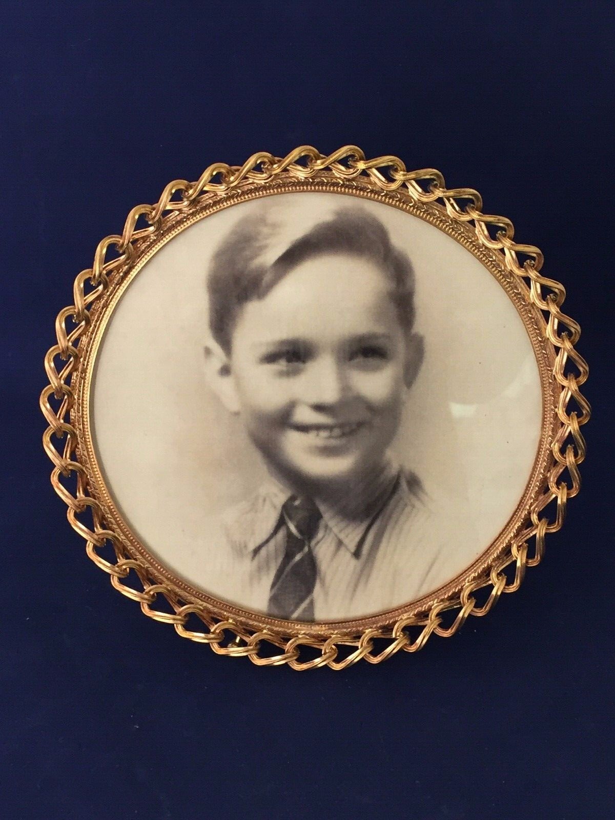 VINTAGE ROUND PICTURE FRAME WITH GREAT BORDER