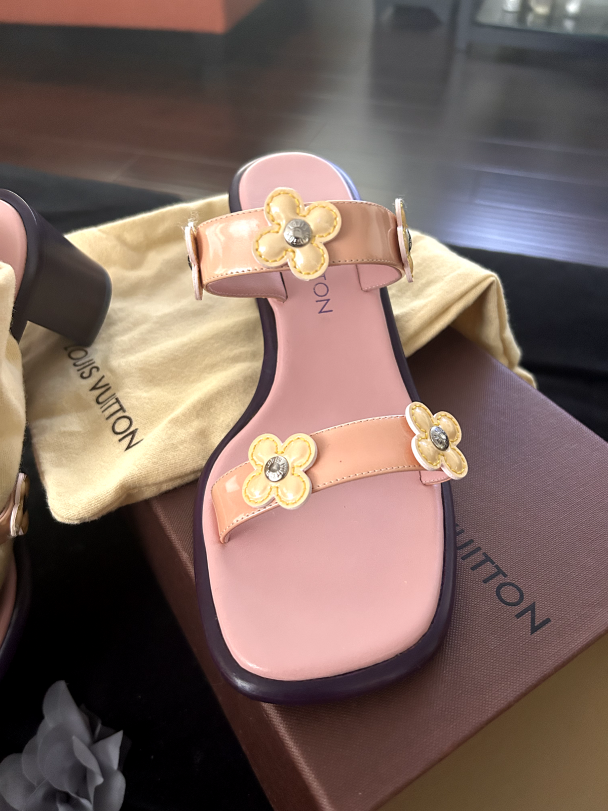 Louis Vuitton フラワーモチーフサンダル $_57.PNG?set_id=880000500F