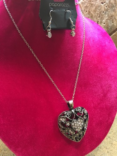 NWT Paparazzi “Heartless Heiress” 2pc Beautiful Silver Set only $5