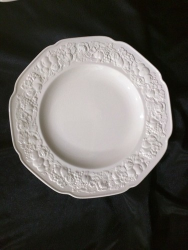 4 Art Deco Crown Ducal FLORENTINE OFF WHITE Scalloped Embossed Dinner Plates