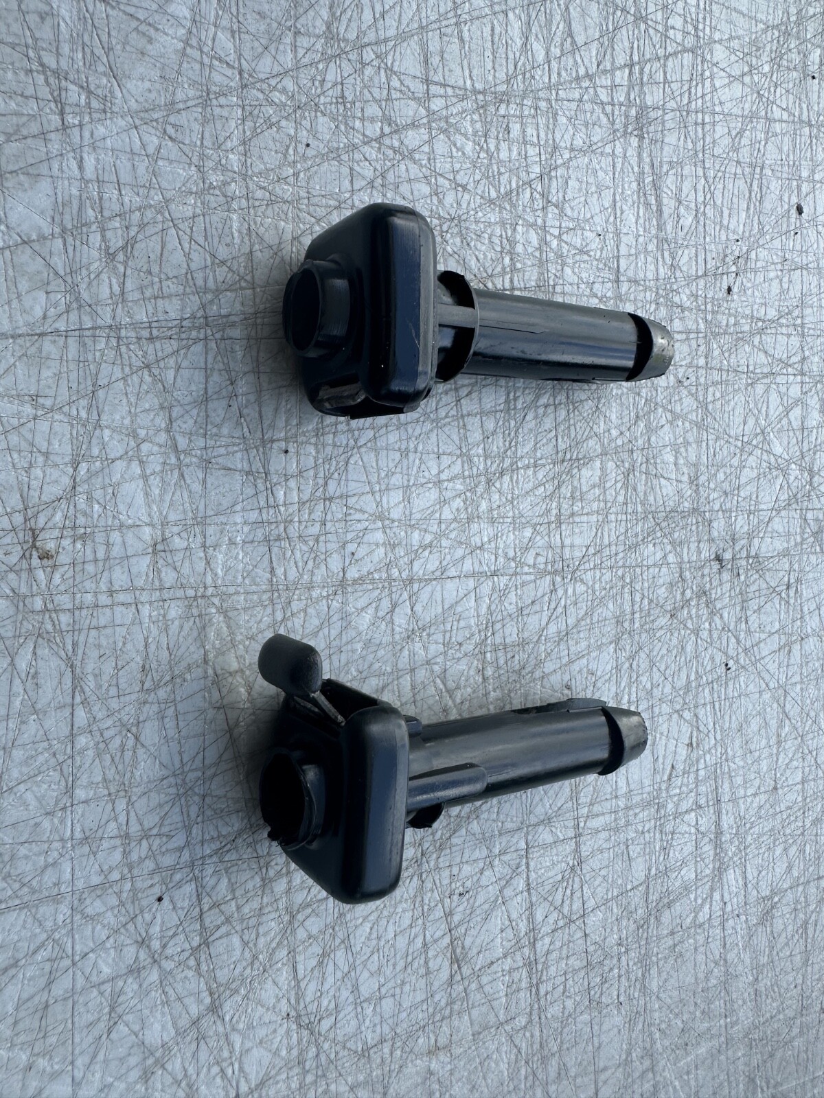 lehuys　ヘッドレスト 1990 NISSAN 300ZX FRONT SEAT HEADREST HOLDER GUIDE SLEEVE