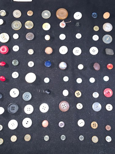 Mixed Lot Of 186 Vintage Sewing Buttons & 2 Thimbles