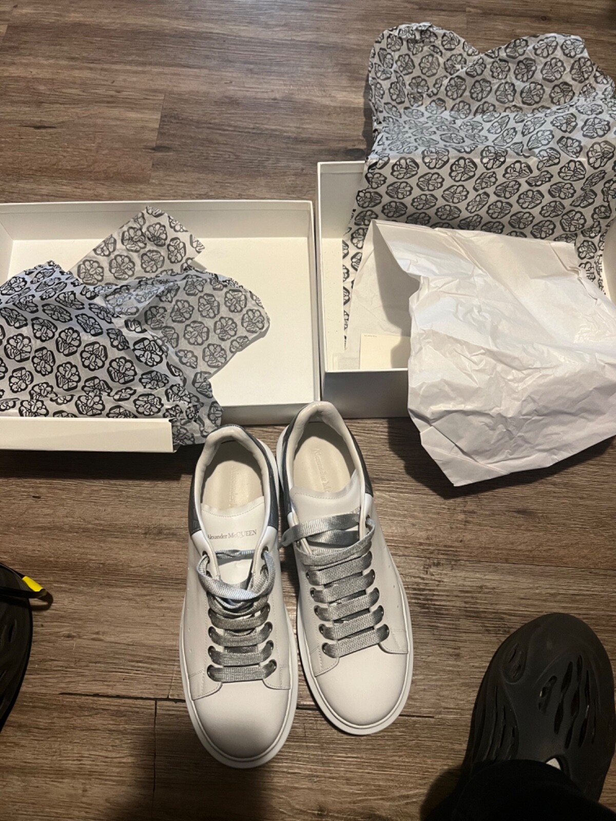 スニーカー ALEXANDER MCQUEEN OVERSIZE SNEAKERS WHITE/SILVER CROC alexander mcqueen oversized sneakers 43.5 crocodile skin