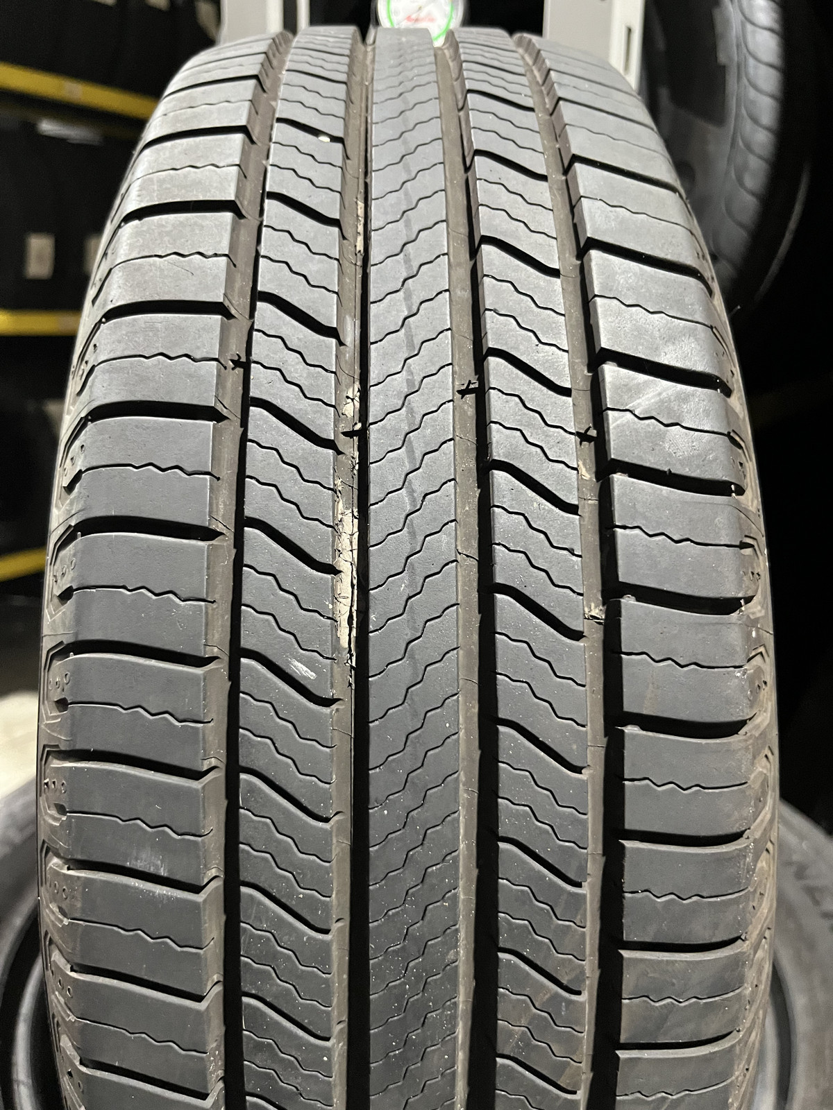 1 Tire Michelin Defender 2 225/65R17 102H DOT.3524 9.25/32 NO Patch