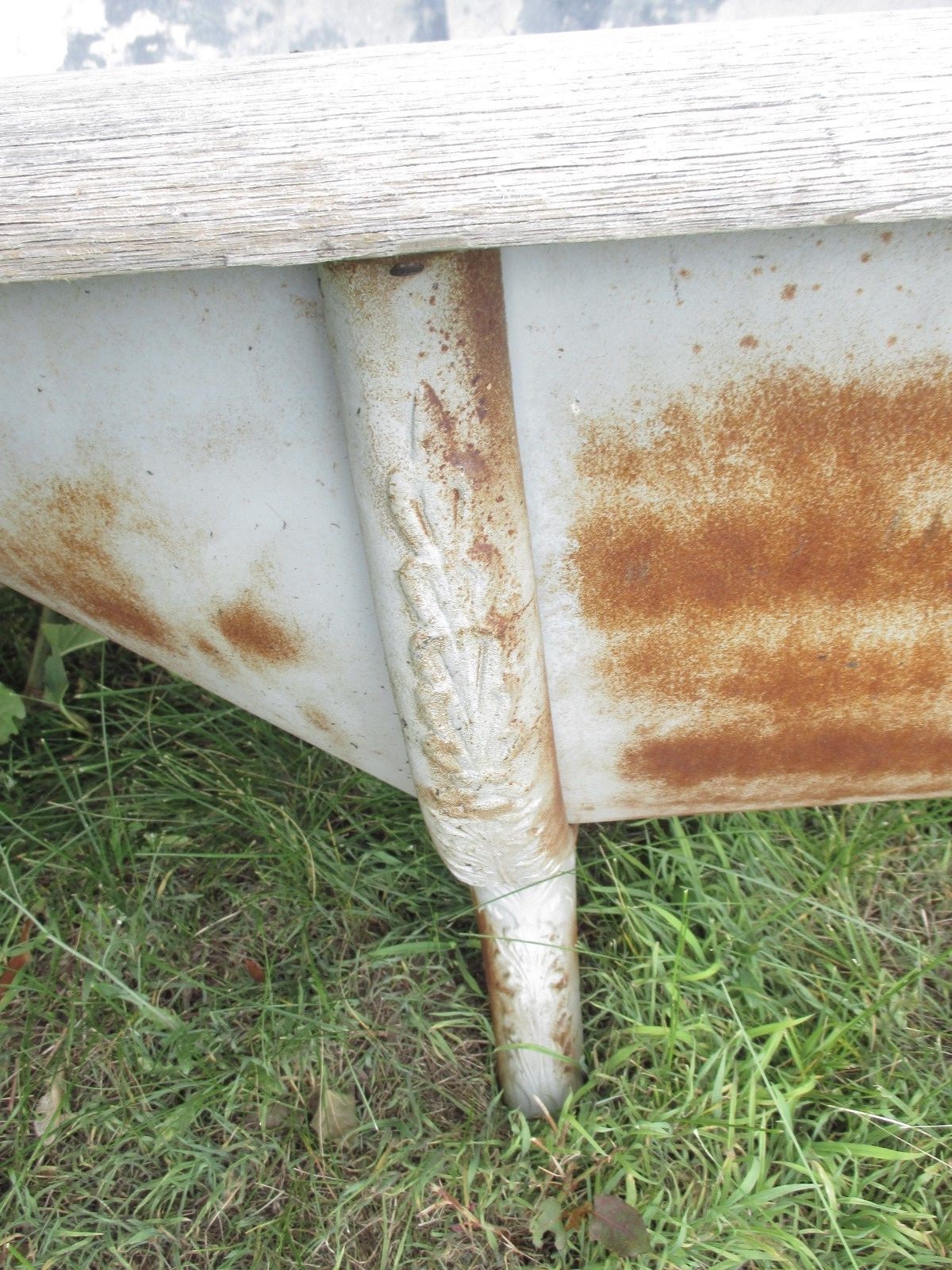 ANTIQUE EARLY 20th CENTURY ZINC LINED COPPER BATHTUB ON FANCY CAST IRON LEGS