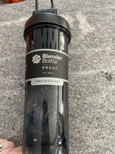 BlenderBottle Shaker Bottle Pro Series Protein Shakes/Pre-Workout 32oz Black